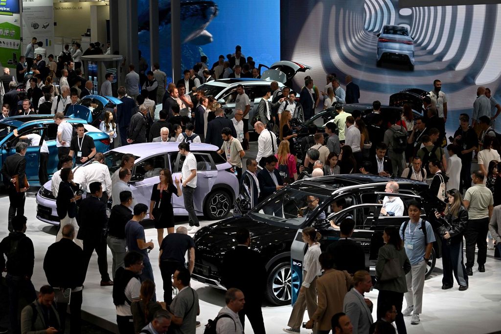Pengunjung memadati stan mobil China, BYD, pada ajang International Motor Show (IAA) di Muenchen, Jerman, 5 September 2023. 