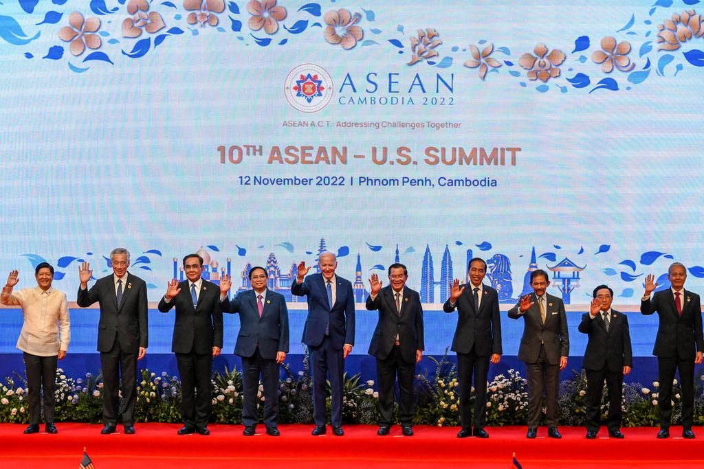 Presiden RI Joko Widodo bersama sejumlah pemimpin negara anggota ASEAN menghadiri Konferensi Tingkat Tinggi ASEAN Ke-40 yang digelar di Phnom Penh, Kamboja, Sabtu (12/11/2022).