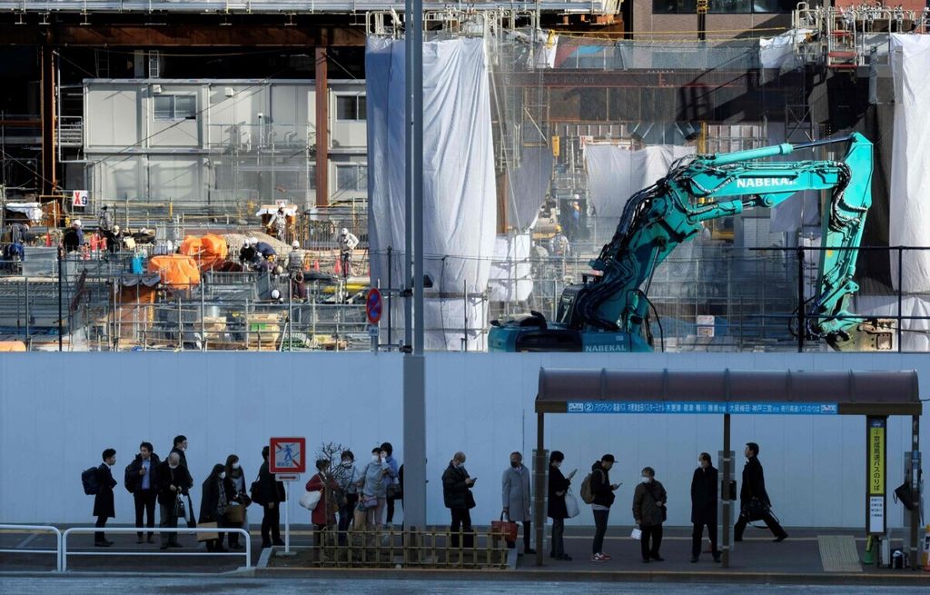 Komuter menunggu bus di sebelah lokasi konstruksi bangunan di Tokyo, Jepang, pada 31 Januari 2020. Tingkat pengangguran Jepang sebesar 2,2 persen pada Desember 2019, menurut data yang dirilis Kementerian Urusan Dalam Negeri Jepang. 