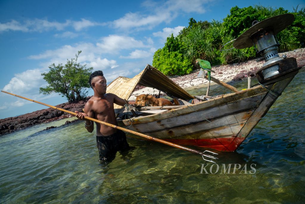 Warga Suku Laut, Jang, bersiap menombak ikan di perairan dekat Pulau Telur, Kecamatan Temiang Pesisir, Kabupaten Lingga, Kepulauan Riau, Sabtu (16/7/2022).