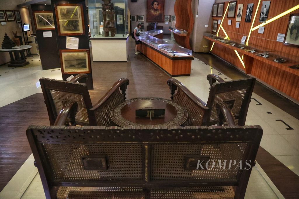 Perabot milik keluarga RA Kartini dipajang di Museum RA Kartini di Kecamatan Jepara, Kabupaten Jepara, Jawa Tengah, Jumat (19/4/2024). Museum Kartini didirikan pada tahun 1975 untuk mengenang jasa Pahlawan Kemerdekaan Nasional RA Kartini. 