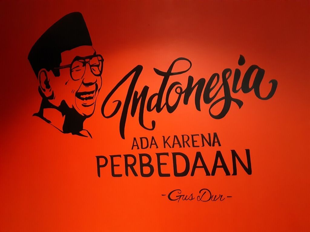 Hiasan dinding di Griya Gus Dur di Jalan Pegangsaan, Jakarta, Kamis (21/2/2019).