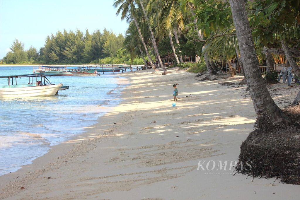 Suasana Pantai Panjang yang dikelola Badan Usaha Milik Desa (BUMDes) Pulau Baguk, Kecamatan Kepulauan Banyak, Kabupaten Aceh Singkil, Aceh, Selasa (4/7/2023), menjadi salah satu lokasi wisata favorit di sana. 