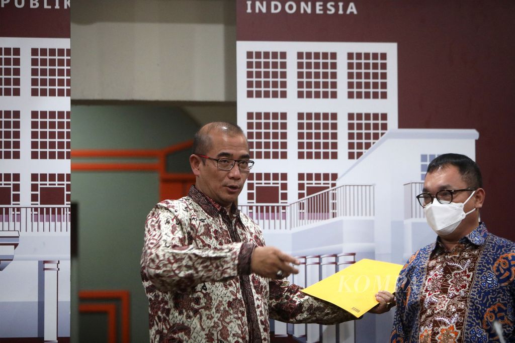 Ketua KPU Hasyim Asy'ari (kiri) bersama anggota KPU, Persadaan Harahap, seusai memberikan penjelasan kepada wartawan di Kantor KPU, Jakarta, terkait hasil pertemuan pimpinan KPU dengan Presiden, Senin (30/5/2022).