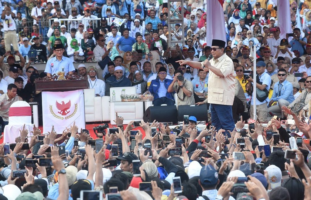Prabowo Subijanto mmenyapa pendukungnya saat Kampanye Akbar Paslon Capres dan Cawapres No 02 Prabowo-Sandi di Stadion Gelora Delta Sidoarjo, Jawa Timur, Minggu (31/3/2019). Dihadapan ribuan pendukungnya Capres Prabowo Subijanto mengajak untuk mengawal proses pemungutan suara pada 17 April 2019.
