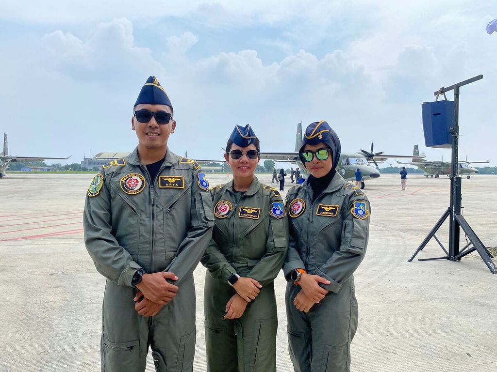 Para pilot Skuadron Udara 4 (dari kiri ke kanan), Letnan Satu Pnb Arya Mahendra (AAU 2018), Lettu Pnb Lucky Napitupulu (AAU 2019), dan Letnan Dua Pnb Rizqi Nurhafidah (AAU 2020), di Lanud Halim Perdanakusuma, Jakarta, Selasa (12/12/2023).