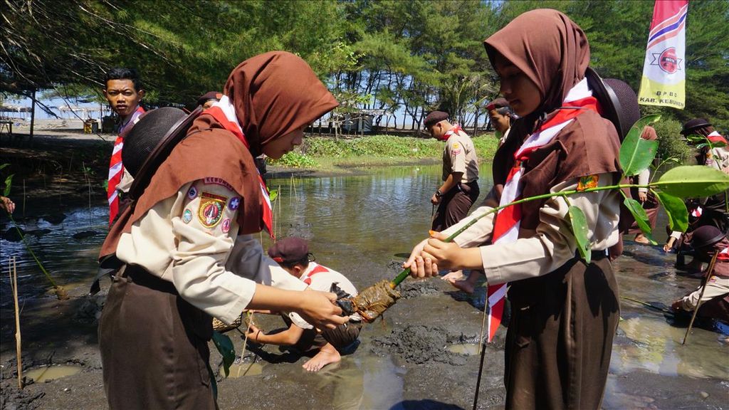 Pelajar dan sukarelawan dari sejumlah komunitas menanam mangrove di Pantai Laguna, Lembupurwo, Kecamatan Mirit, Kebumen, Jawa Tengah, pada pertengahan 2019. Mangrove dinilai efektif mengurangi terjangan gelombang tsunami hingga 50 persen.