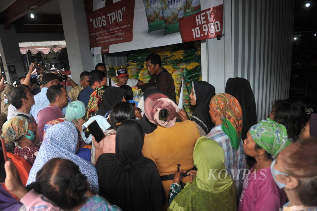 Warga antre mendapatkan beras pemberian dari Menteri Perdagangan Zulkifli Hasan saat sidak di kios Tim Pengendali Inflasi Daerah Kota Surabaya di Pasar Genteng Baru, Surabaya, Senin (4/12/2023).  