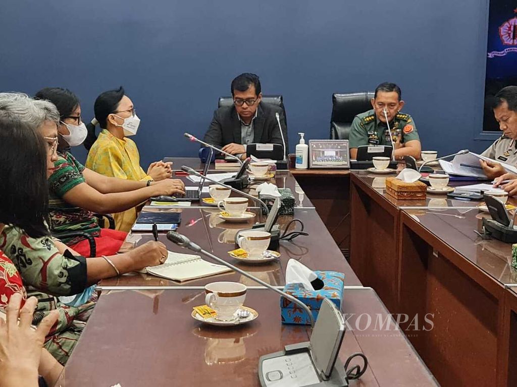 Suasana pertemuan sejumlah perempuan lintas profesi dan agama dengan Gubernur Lembaga Ketahanan Nasional (Lemhannas) Andi Widjajanto, Senin (28/11/2022), di Kantor Lemhannas, Jakarta.