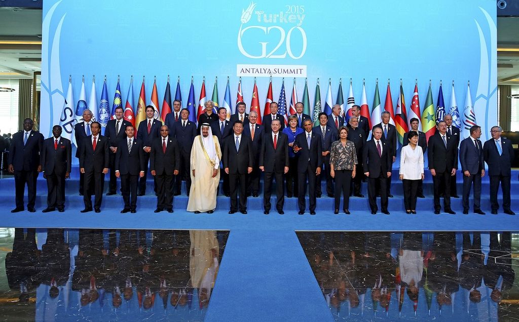 Para Kepala Negara peserta KTT G20 berfoto bersama setelah upacara selamat datang di Antalya, Turki, Minggu (15/11/2015). Presiden RI Joko Widodo berdiri di baris depan nomor tiga dari sebelah kiri.