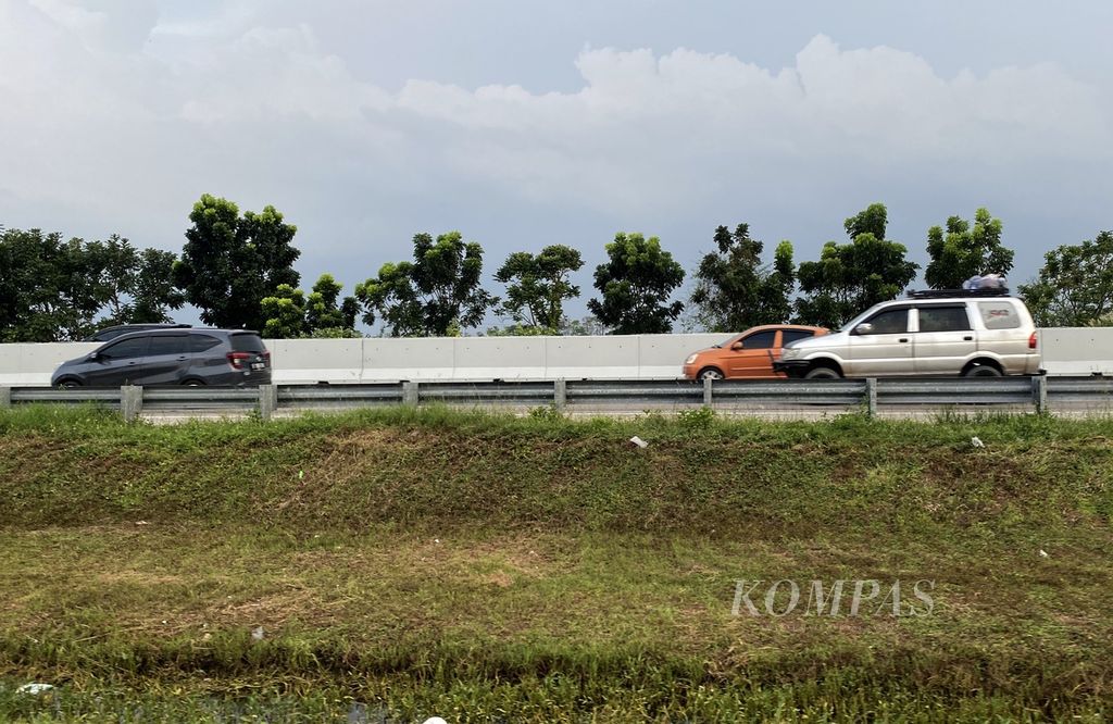 Kendaraan pemudik melintas di ruas Tol Pejagan-Pemalang, Jawa Tengah, saat penerapan sistem satu arah atau <i>oneway</i>, Jumat (29/4/2022). 