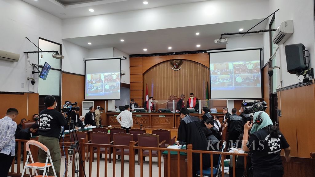 Suasana sidang kasus pembunuhan berencana Nofriansyah Yosua Hutabarat dengan agenda pemeriksaan saksi Ricky Rizal untuk terdakwa Richard Eliezer Pudihang Lumiu dan terdakwa Kuat Ma’ruf. Sidang dilaksanakan di Pengadilan Negeri Jakarta Selatan, Senin (5/12/2022). 
