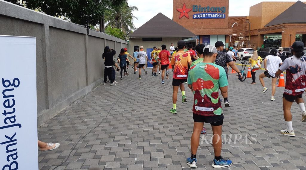 Sejumlah komunitas pelari di Bali, Sabtu (5/8/2023), mengadakan lari ria dengan tajuk The Tour di Kota Denpasar. The Tour menghangatkan suasana menjelang ajang Bank Jateng Friendship Run 2023, yang akan dilangsungkan di Kota Denpasar, Bali, Minggu (6/8/2023). Peserta The Tour mengikuti pemanasan sebelum berlari menempuh jarak sekitar 3 kilometer. 