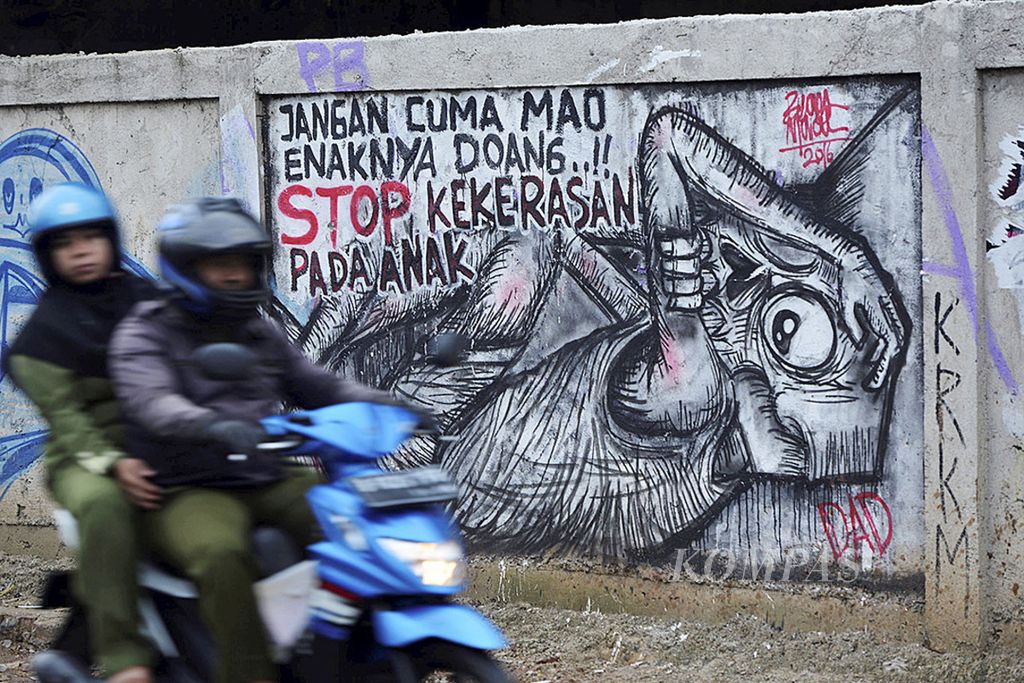 Pesan untuk menghentikan kekerasan terhadap anak terwujud dalam mural di Jalan Raya Meruyung, Depok, Jawa Barat, Sabtu (19/3/2016). 
