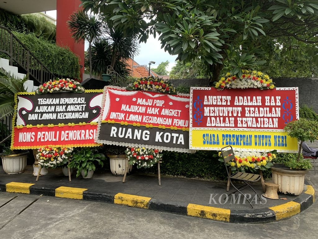 Karangan bunga dari sejumlah tokoh masyarakat berjajar di depan kantor DPP PDI-P, Menteng, Jakarta, Kamis (7/3/2024). Mereka mendukung PDI-P agar segera menggulirkan hak angket di DPR.