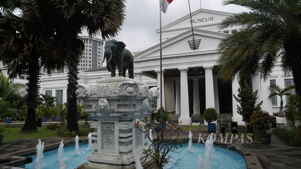 Patung gajah di halaman depan Museum Nasional, Jakarta Pusat, Sabtu (24/12/2022).