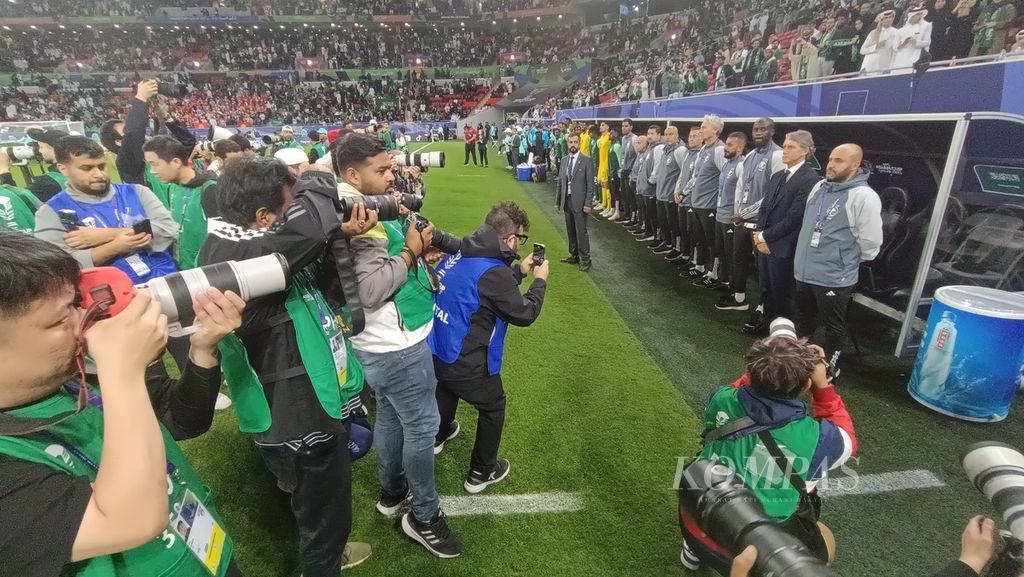 Para fotografer memotret pelatih Arab Saudi, Roberto Mancini, sebelum pertandingan melawan Kirgistan di Stadion Ahmad bin Ali, Al Rayyan, Qatar, Minggu (21/1/2024). Mancini menjadi pelatih yang banyak diburu fotografer selama turnamen. 