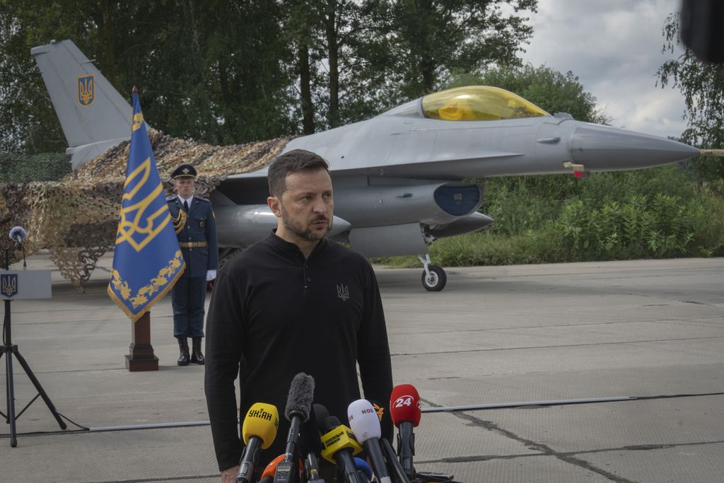 Presiden Ukraina Volodymyr Zelenskyy mengumumkan kedatangan jet F-16 yang diberikan Pakta Pertahanan Atlantik Utara (NATO) pada awal Agustus 2024.