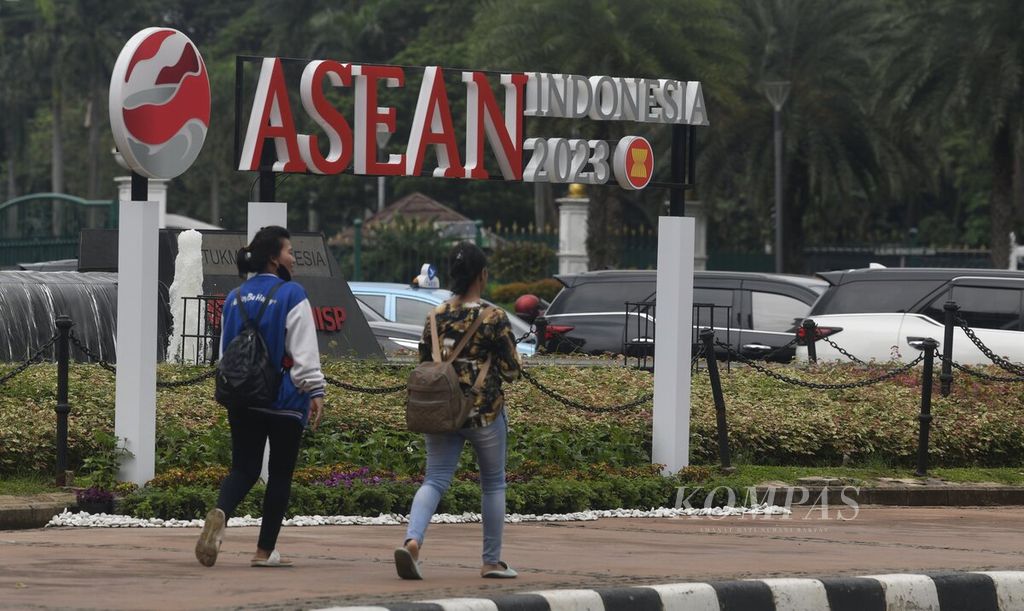 Logo ASEAN Indonesia 2023 menghiasi kawasan Patung Arjuna Wijaya, Jakarta, Kamis (2/2/2023). Keketuaan Indonesia tahun ini mengusung tema "ASEAN Matters: Epicentrum of Growth".