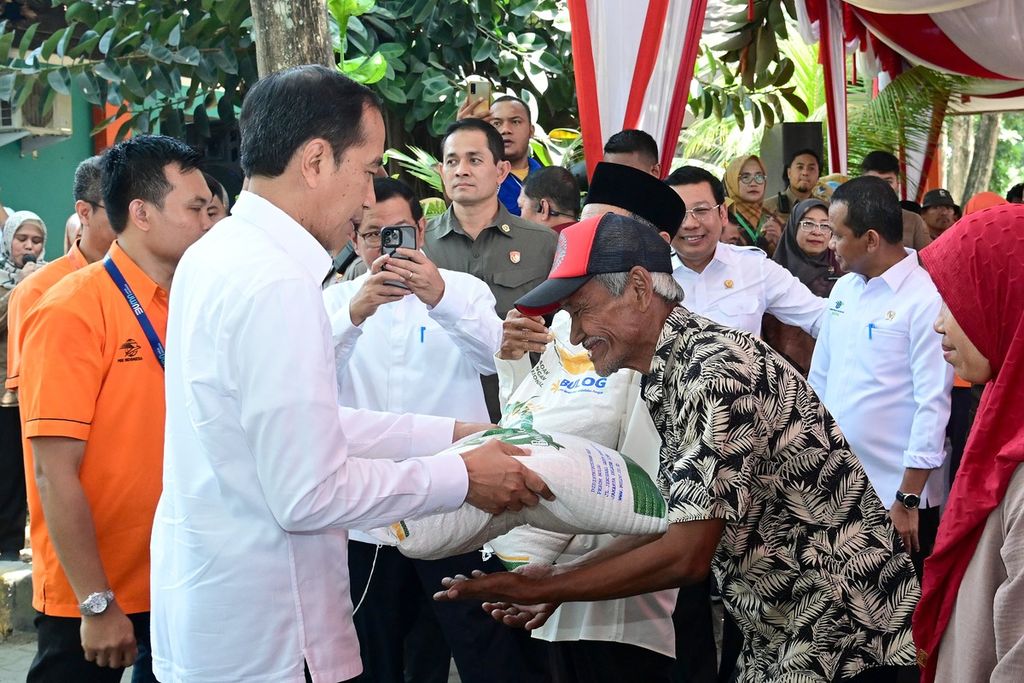 Presiden Joko Widodo saat menyalurkan bantuan pangan beras kepada keluarga penerima manfaat di Kantor Kecamatan Jombang, Kota Cilegon, Provinsi Banten, Selasa (12/9/2023).