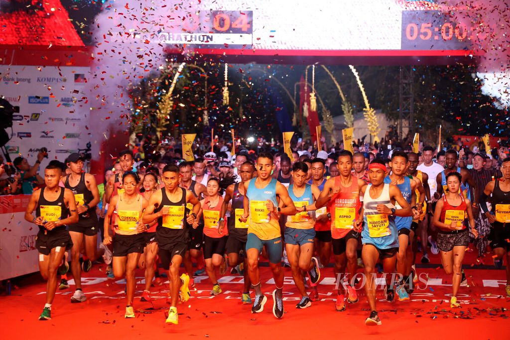 Pelari mengawali start mereka saat mengikuti lari maraton 42 kilometer pada ajang Borobudur Marathon 2023 Powered by Bank Jateng di kawasan Candi Borobudur, Kabupaten Magelang, Jawa Tengah, Minggu (19/11/2023). 