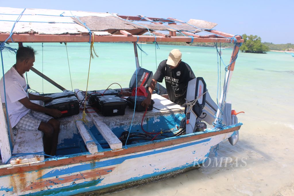 Salah satu perahu bertenaga listrik di Telaga Nirwana, Desa Oeseli, Kecaman Rote Barat Daya, Kabupaten Rote Ndao, Nusa Tenggara Timur, pada Selasa (21/5/2024) pagi. Perahu itu menggunakan empat baterai penggerak mesin.