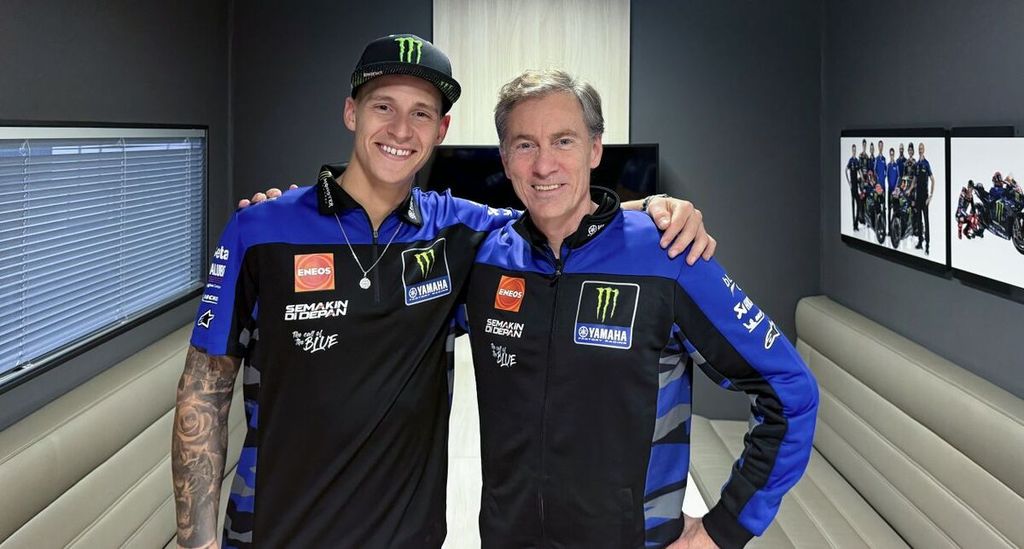 Fabio Quartararo dan Direktur Manajer Yamaha Motor Racing Lin Jarvis saat penandatanganan perpanjangan kontrak dua musim hingga akhir 2026, Jumat (5/4/2024). Quartararo mendapat keyakinan bahwa Yamaha akan bisa mengembangkan YZR-M1 untuk kembali memburu gelar juara MotoGP.