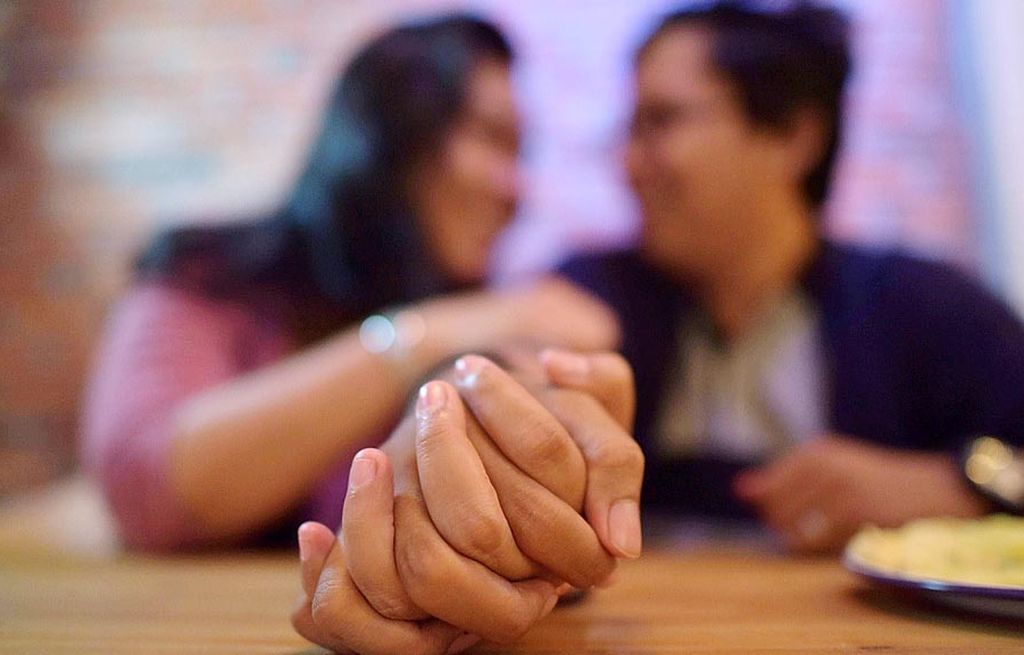 Fuguh Budi Utomo dan calon istrinya Inggit Ganasih menghabiskan malam seusai kerja di sebuah kedai kopi di kawasan Bintaro, Tangerang Selatan, Banten, Jumat (18/8). Fuguh dan Inggit dipertemukan melalui sebuah aplikasi kencan daring. Mereka berencana menikah tahun depan.