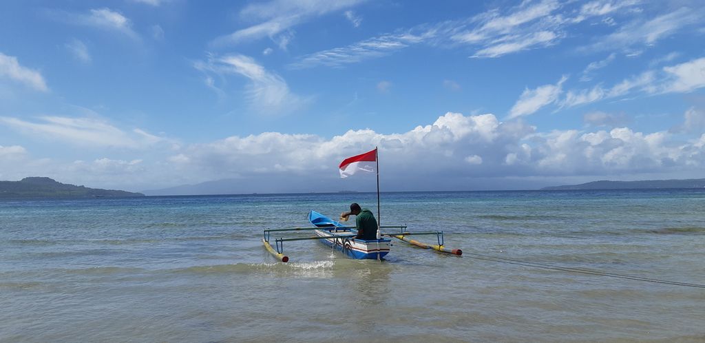 Nelayan di Desa Tulehu, Kabupaten Maluku Tengah, Maluku, menyiapkan perahu sebelum melaut.