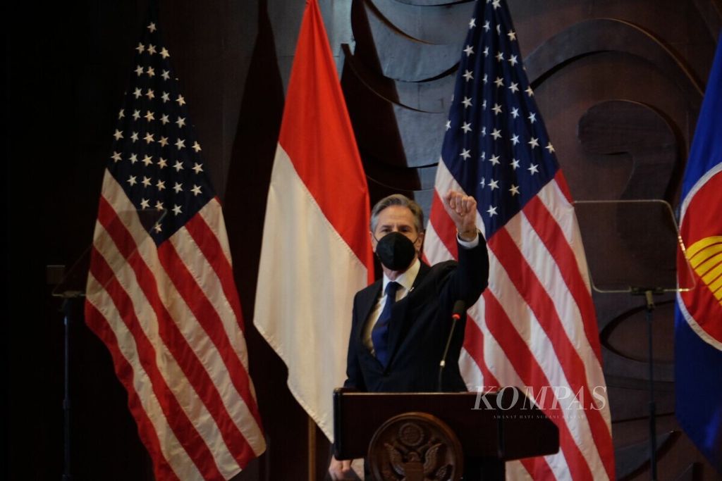 Menteri Luar Negeri Amerika Serikat Antony Blinken menyapa para hadirin beberapa saat setelah menyampaikan pidatonya tentang visi AS di Indo-Pasifik di Universitas Indonesia Convention Center di Kampus UI, Depok, Jawa Barat, Selasa (14/12/2021). 