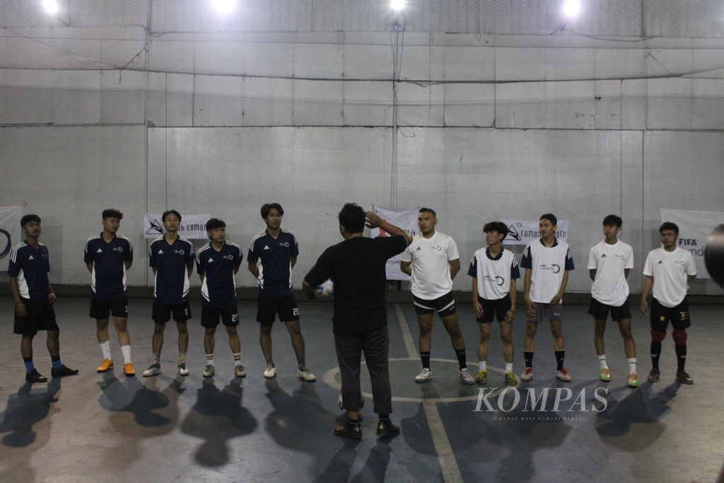 Para pemain dari laga persahabatan yang diadakan FIFA Foundation dan Rumah Cemara mendengarkan arahan wasit sebelum memulai pertandingan di lapangan futsal Sampoerna Sports Club, Kota Bandung, Jawa Barat, Jumat (1/12/2023) malam. Pertandingan ini mengangkat pesan kesetaraan terhadap kelompok yang terpinggirkan.