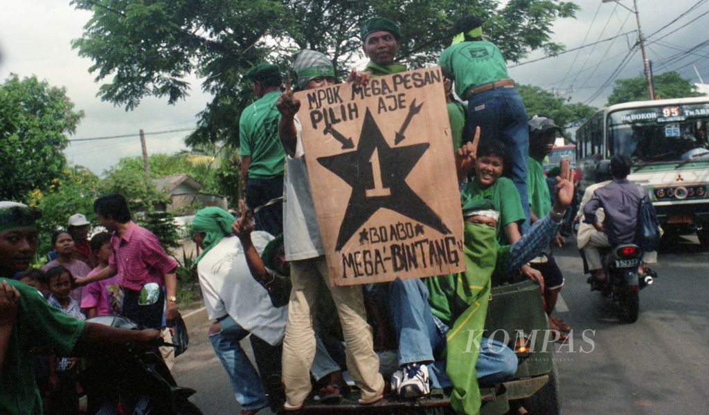 Fenomena Mega Bintang dalam Kampanye Partai Persatuan Pembangunan (PPP) di Jakarta, Kamis (8/5/1997). 