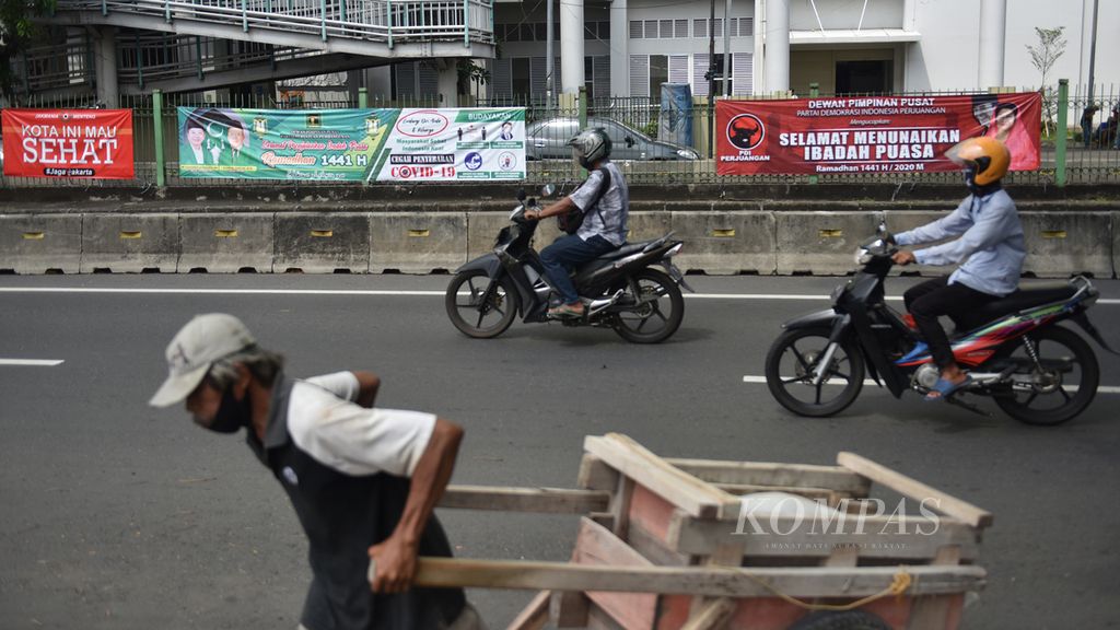 Bulan Suci Ramadan menjadi salah satu momentum bagi partai politik untuk menyapa konstituen dan meraih simpati masyarakat. Hal itu membuat sejumlah jalan dihiasi spanduk atau baliho ucapan selamat menjalankan ibadah Ramadhan, seperti yang ditemui di depan Pasar Rumput, Setiabudi, Jakarta Selatan, Senin (27/4/2020). 