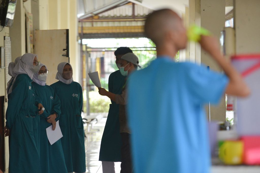 Perawat berbincang dengan mahasiswa yang sedang praktik di Kompleks Rumah Sakit Jiwa Dr Soeharto Heerdjan, Jakarta Barat, Jumat (7/10/2022).