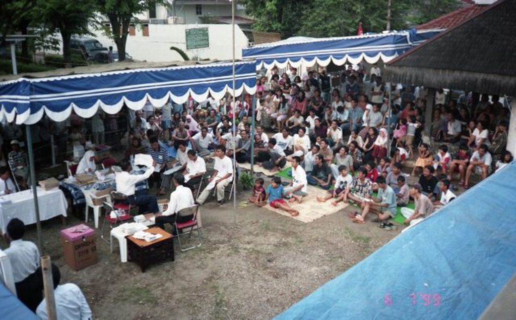Sambil duduk lesehan, warga Jakarta di TPS 53, dengan setia mengikuti penghitungan suara seusai pemungutan suara Pemilu 1999. Tidak ada hiruk-pikuk, semuanya berjalan dengan lancar dan damai, (7/6/1999).