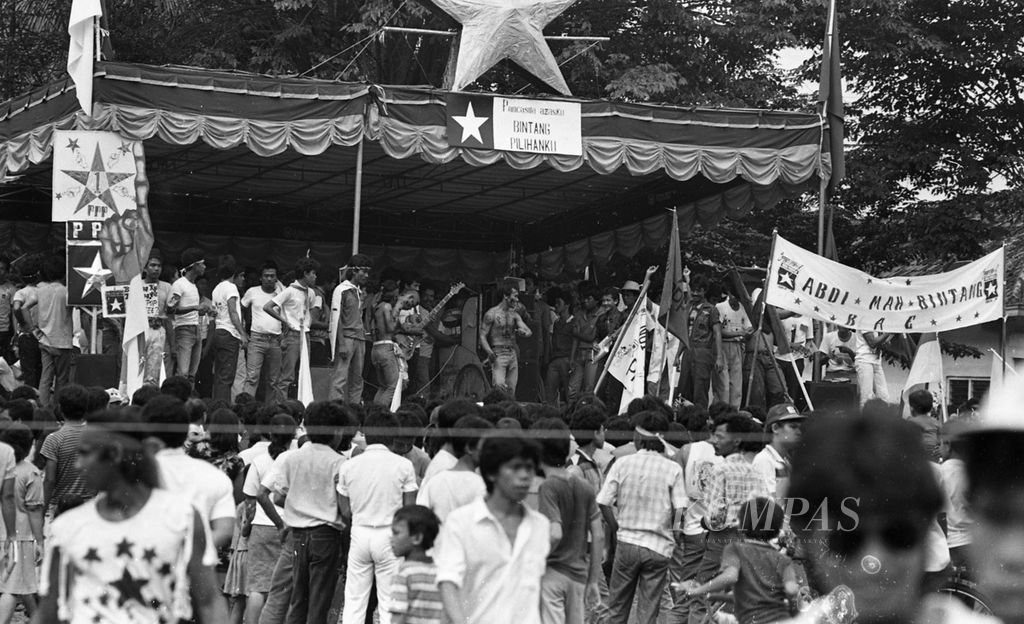 Kampanye PPP di Jakarta menjelang Pemilihan Umum 1987. Bagi pengendara motor yang ugal-ugalan diberi peringatan oleh petugas polisi. 