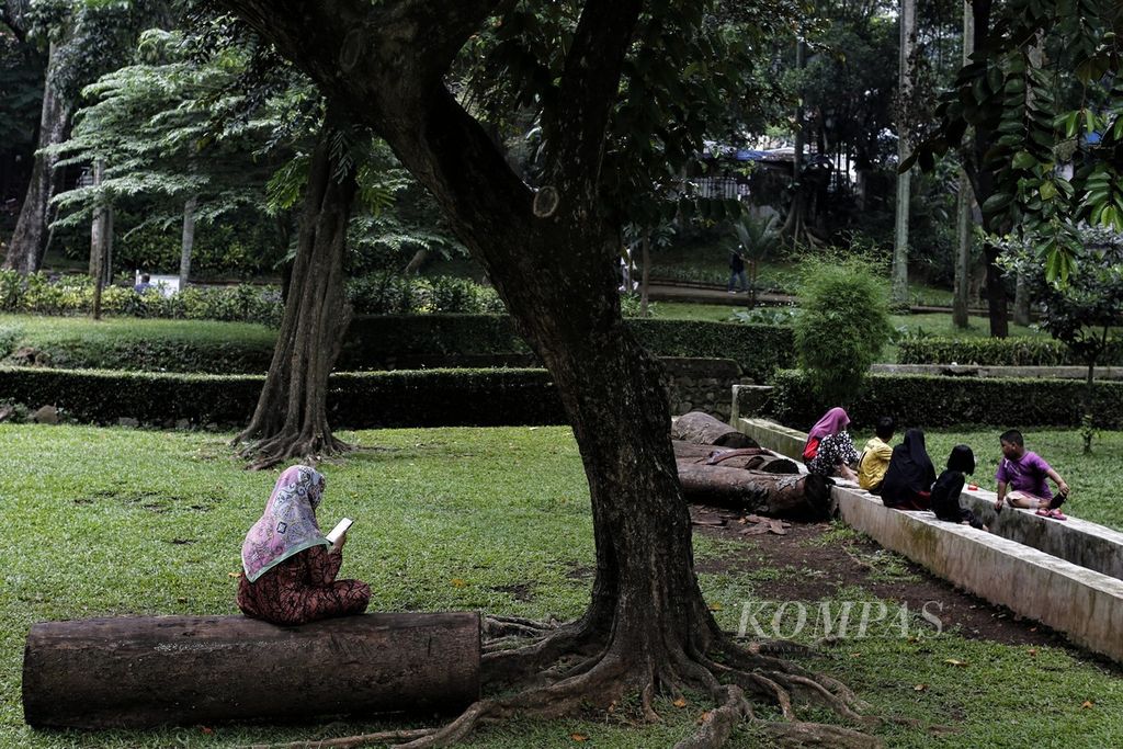Warga mengisi akhir pekannya dengan berwisata di ruang terbuka hijau Taman Langsat, Kebayoran Baru, Jakarta Selatan, Minggu (25/9/2022).