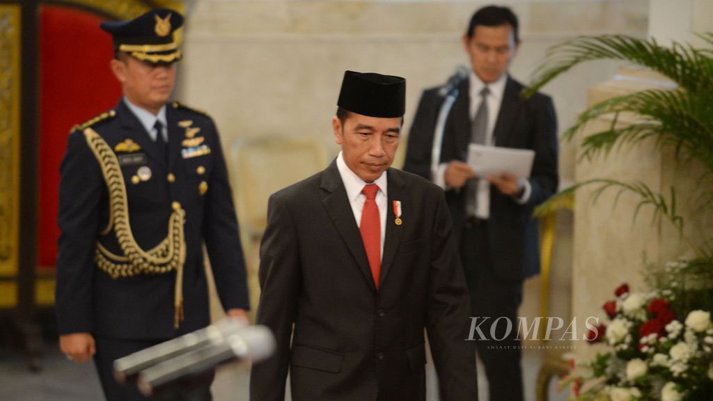 Presiden Joko Widodo memasuki Istana Merdeka, Jakarta, untuk menyaksikan pembacaan sumpah jabatan anggota Dewan Pengawas Komisi Pemberantasan Korupsi (Dewas KPK) Jumat (20/12/2019). 
