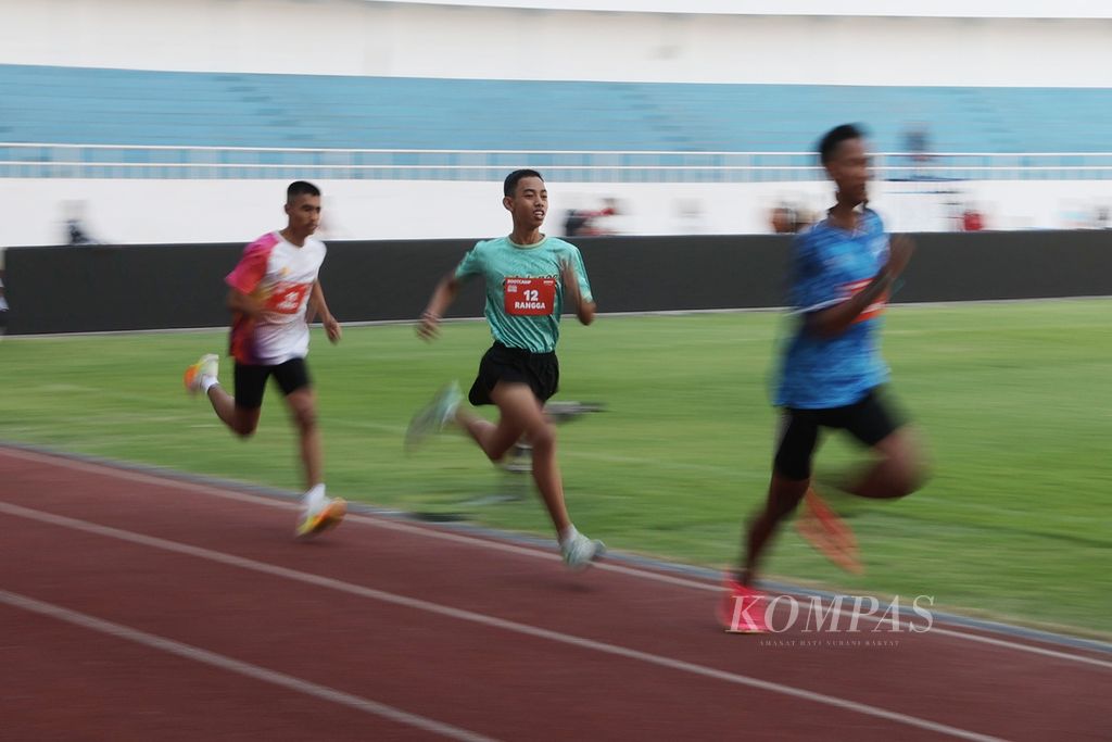 Pelari peserta Bootcamp Bank Jateng Young Talent melakukan lari cepat 300 meter di Stadion Jatidiri, Semarang, Jawa Tengah, Kamis (19/10/2023). 