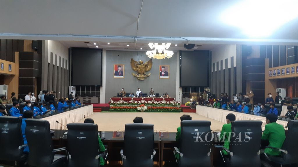 Perwakilan Aliansi Mahasiswa di Palu, Sulteng, Senin (11/4/2022), berdialog dengan anggota DPRD Sulteng menyampaikan tuntutan mereka yang menentang perpanjangan masa jabatan Presiden Joko Widodo.