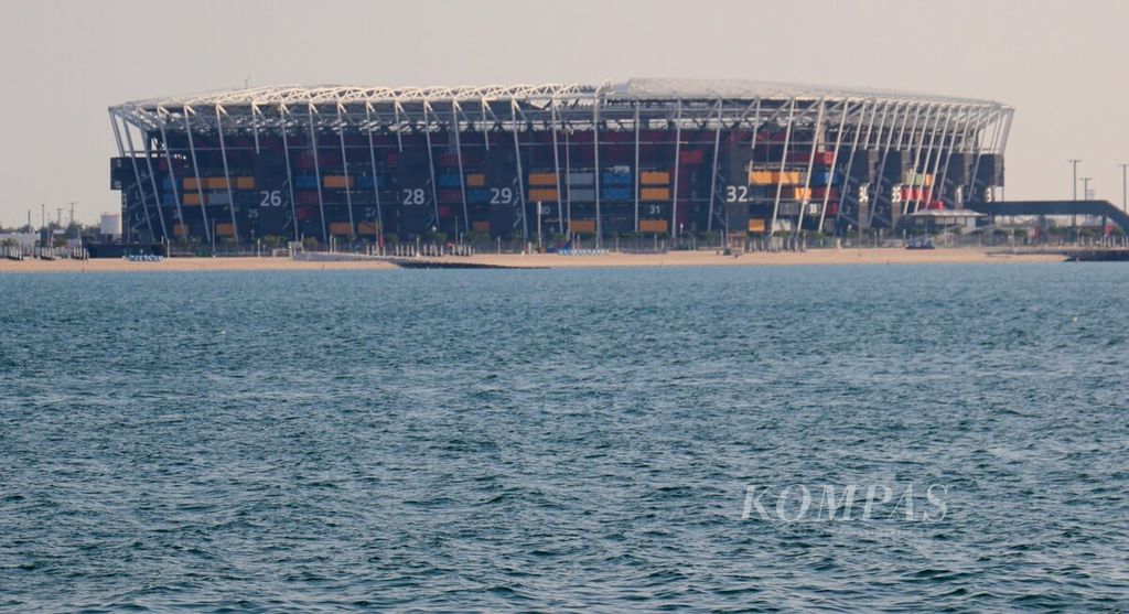 Stadion 974 bekas venue Piala Dunia 2022 terlihat dari Pelabuhan Cruise Doha di Kota Doha, Qatar, Rabu (10/1/2024). Doha bersiap menjadi tuan rumah Piala Asia 2023 yang akan diikuti 24 negara termasuk Indonesia. Upacara pembukaan Piala Asia 2023 akan digelar di Stadion Lusail yang diikuti pertandingan perdana antara Qatar melawan Lebaon pada Jumat (12/1/2024). 