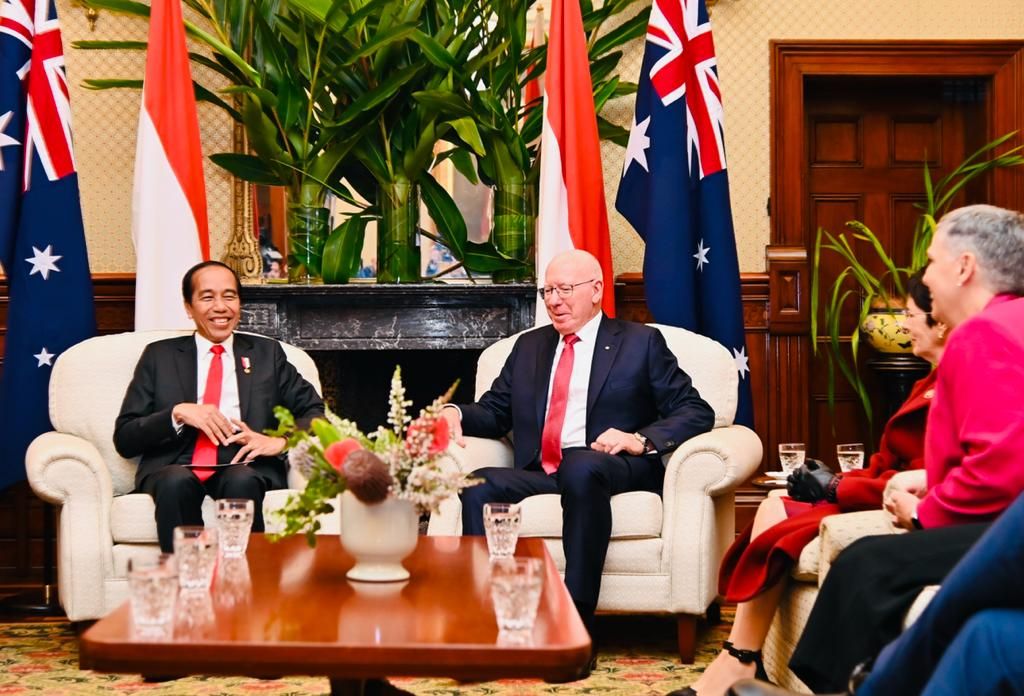 Presiden Joko Widodo berbincang dengan Gubernur Jenderal Australia David Hurley (kedua dari kiri) di Admiralty House, Sidney, Australia, Selasa (4/7/2023). Gubernur Jenderal Hurley menyampaikan rasa senangnya bisa menyambut Presiden Jokowi dalam bahasa Indonesia.