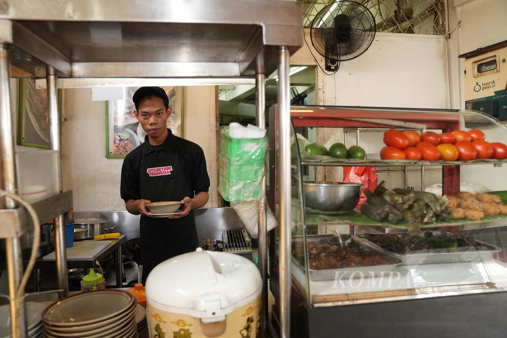 Juru masak menyiapkan hidangan di Soto Betawi Pinangsia di Pondok Pinang, Kebayoran Lama, Jakarta Selatan, Rabu (7/8/2024). Soto Betawi Pinangsia berdiri sejak 1981 di kawasan Glodok dan pindah tidak jauh dari pintu keluar Stasiun MRT Lebak Bulus tahun 2020. Warung itu biasanya ramai pada sore dan malam oleh pengguna MRT yang kelaparan.  