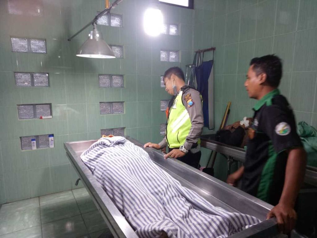 Dampak kecelakaan bus Sugeng Rahayu yang tercebur ke sungai di Jembatan Sidowayah IV di Jenggrik, Kedunggalar, Ngawi, Jawa Timur, Rabu (3/4/2019). Bus milik PO Sumber Group itu terlibat kecelakaan fatal yang mengakibatkan dua penumpang tewas dan 14 penumpang lainnya, termasuk tiga kru bus, terluka.
