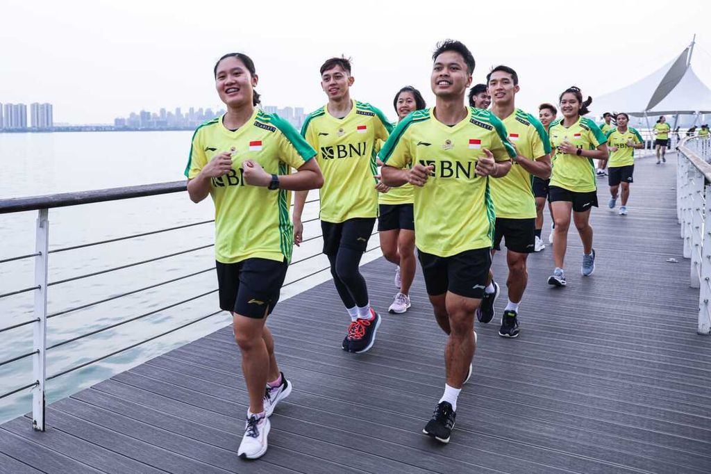 Suasana latihan hari kedua tim bulu tangkis Indonesia di Suzhou Olympic Sports Center, China, Sabtu (13/5/2023). Untuk membangun kekompakan di ajang Piala Sudirman 2023, tim Indonesia menggelar acara "fun games".