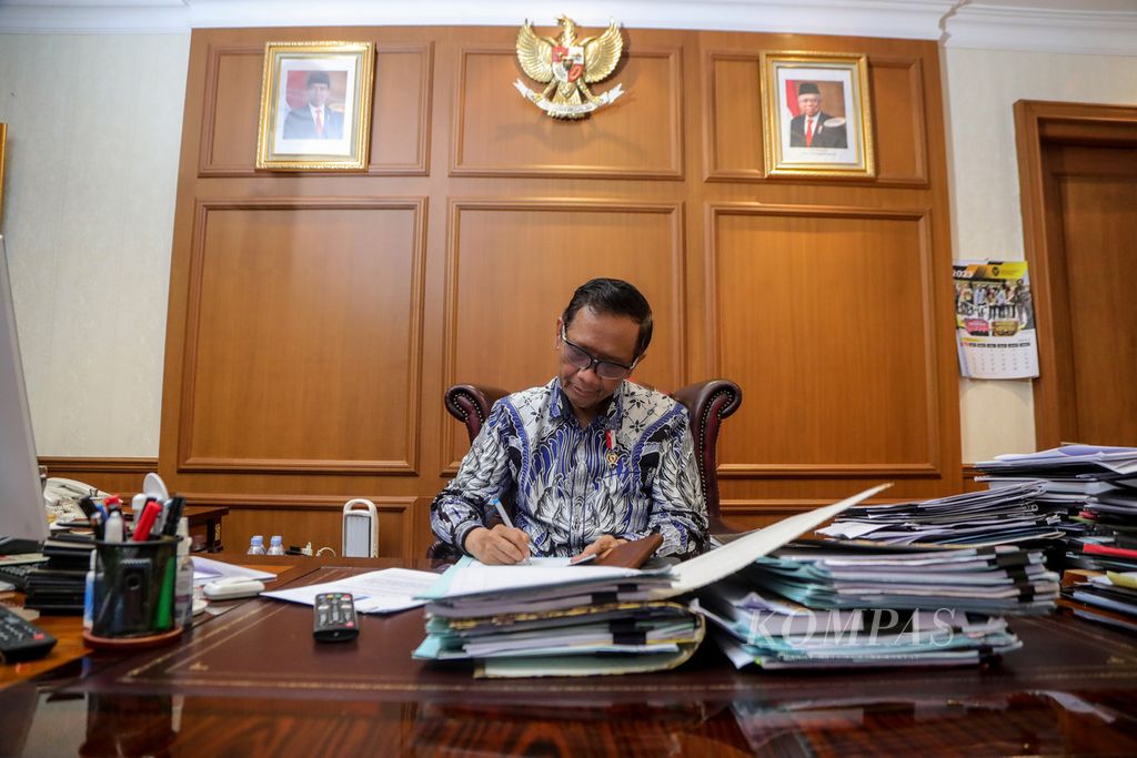Menteri Koordinator Bidang Politik, Hukum, dan Keamanan (Menkopolhukam) Mahfud MD di ruang kerjanya di Jakarta, Kamis (20/7/2023). 