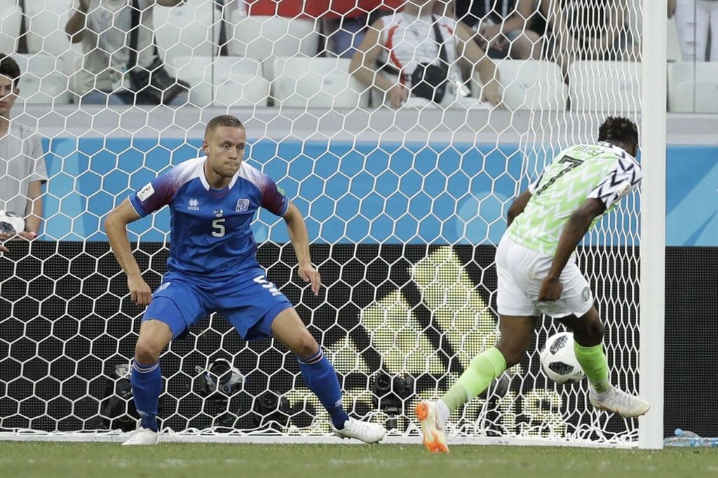 Pemain Nigeria, Ahmed Musa (kanan), menendang bola ke narah gawang Eslandia yang dikawal kiper Sverrir Ingason pada laga penyisihan Grup D Piala Dunia Rusia 2018, 22 Juni 2018 lalu. 