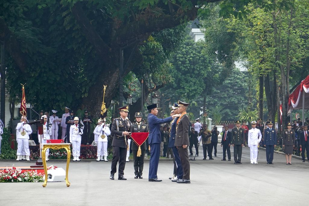 Presiden Joko Widodo saat melantik para calon perwira remaja (capaja) yang berjumlah 833 orang dari matra TNI dan kepolisian dalam Upacara Prasetya Perwira (Praspa) TNI-Polri tahun 2023 yang digelar di halaman Istana Merdeka, Jakarta, Rabu (26/7/2023).