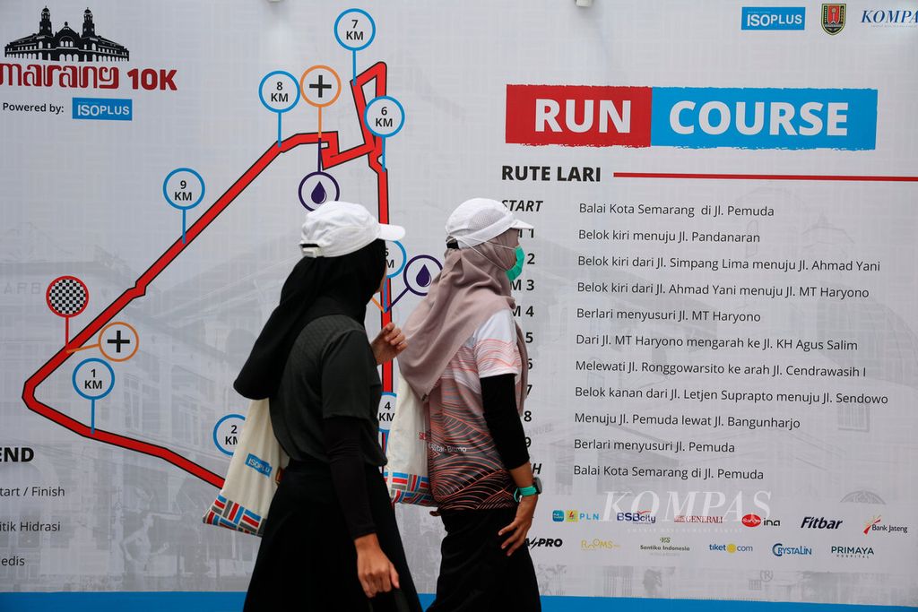 Two women pass through the route plan for the Semarang 10K Powered by Isoplus participants who will pass through a number of roads, one of which is in the Kota Lama area, Semarang City, Central Java, Friday (16/12/2022).