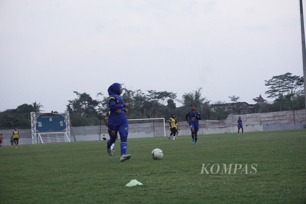 Pemain tim sepak bola putri Jawa Barat, Tia Darti, melakukan uji coba di Stadion Moch Soebroto, Kota Magelang, Kamis (19/10/2023), untuk babak kualifikasi PON XXI Aceh-Sumatera Utara 2024 mulai Senin (23/10/2023). 